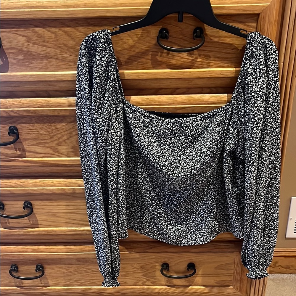 Abercrombie & Fitch Black and White Puff Sleeve Blouse